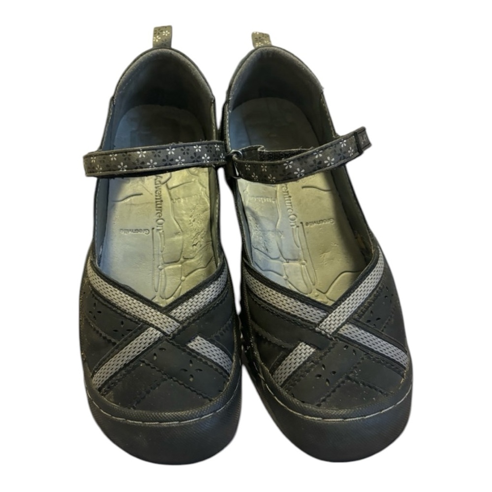 J-41 Adventure Women size 6M EUC